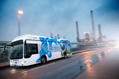 Brennstoffzellenbusse sind eine lokal emissionsfreie Alternative zu konventionellen Bussen mit Verbrennungsmotor.