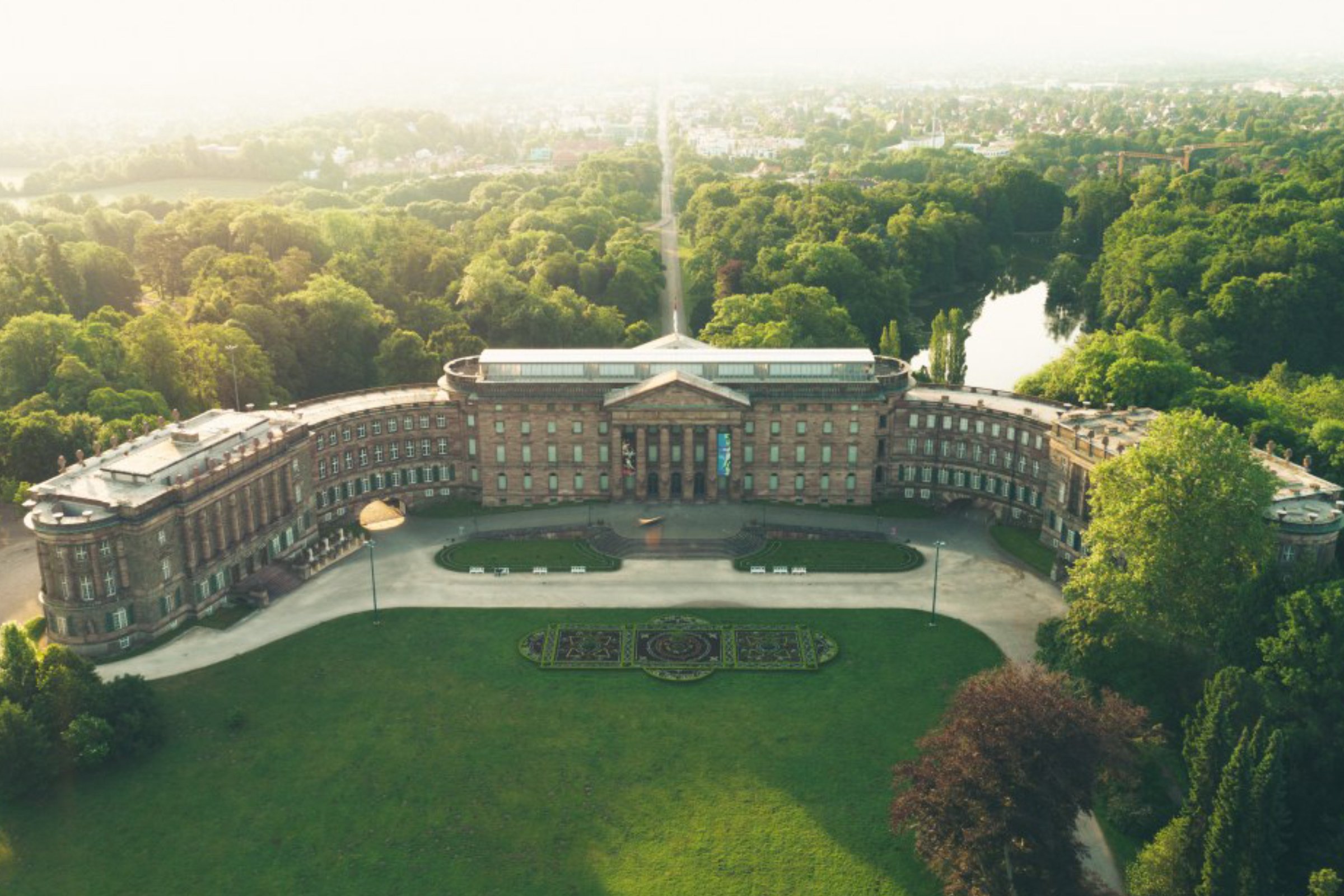 Kultur in Hessen Das Schloss Wilhelmshöhe in Kassel mit Park