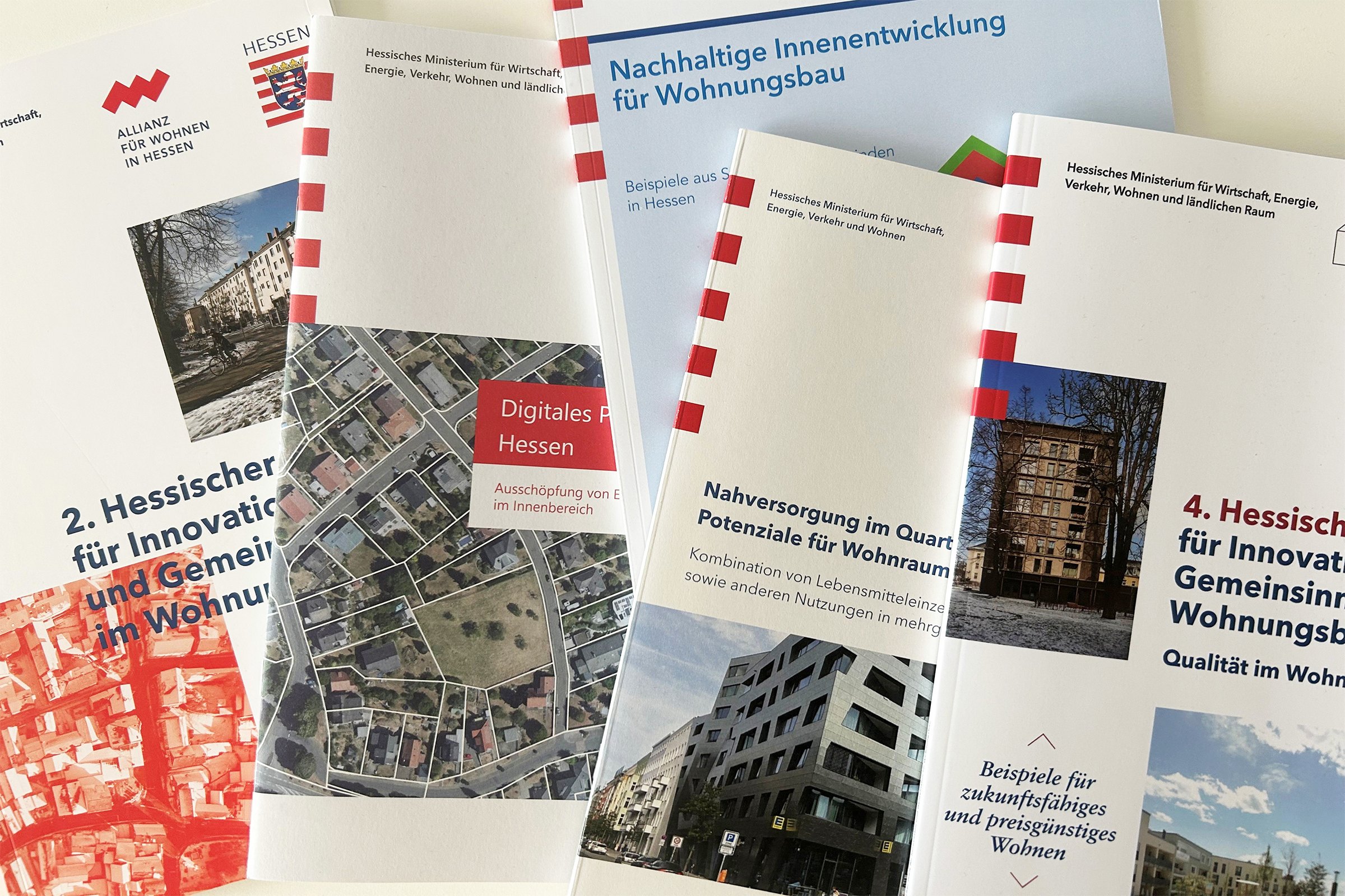 Mehrere Broschüren auf einem Tisch.