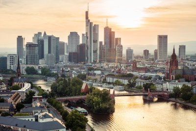 Skyline Frankfurt 2017 Die Hochhäuser von Frankfurt am Main, die sogenannte Skyline, im Vordergrund der Fluss Main